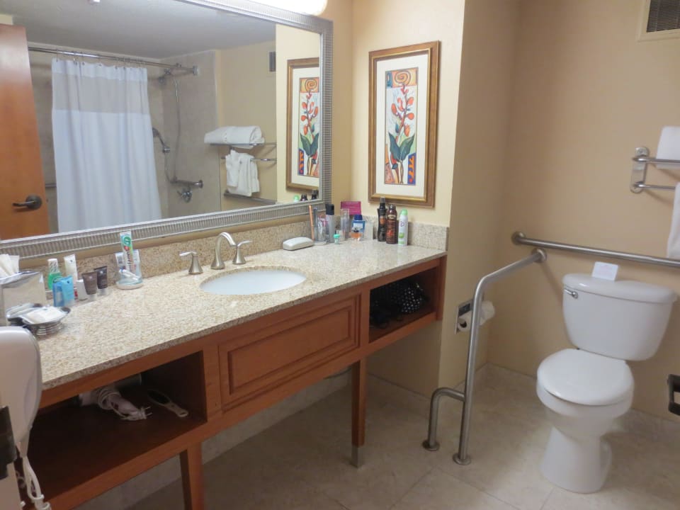 Behindertengerechtes Bad Doubletree by Hilton Fort Myers at Bell Tower Shops
