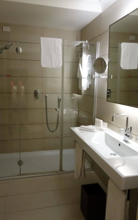 Großes Badezimmer mit bodentiefer Dusche Radisson Blu Hotel Milan