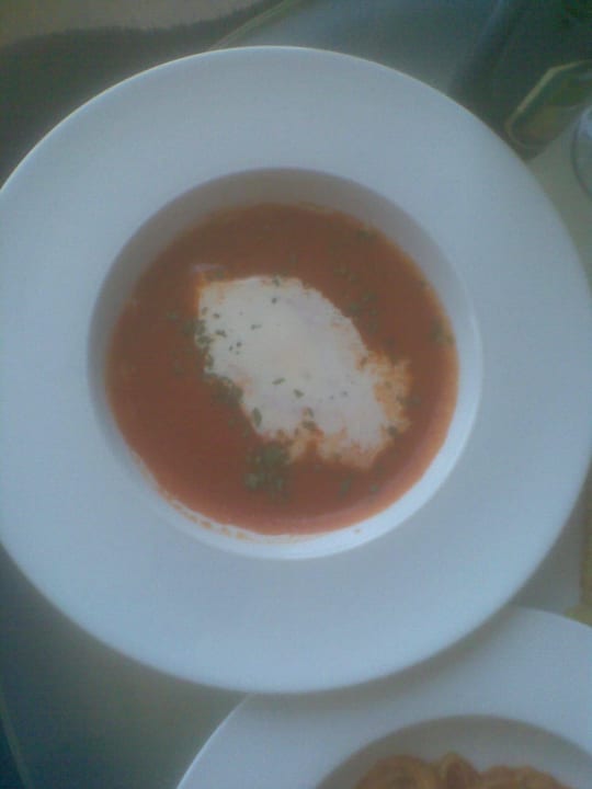 Zimmer-Service: Tomatencreme-Suppe Swissôtel Kursaal Bern
