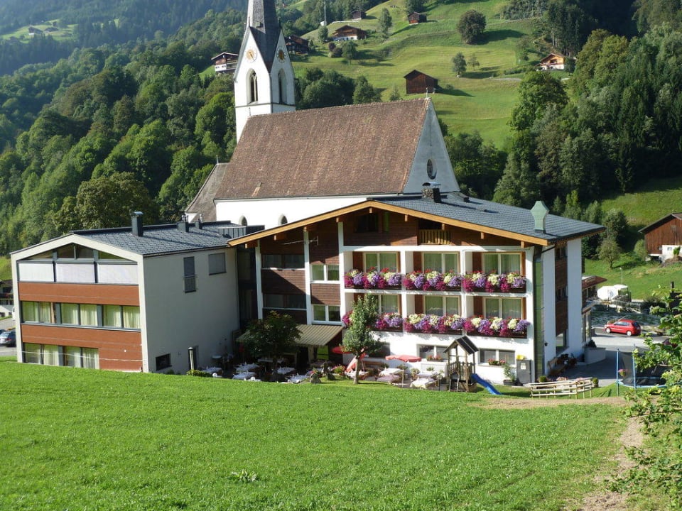 Rückansicht Hotel und Garten Hotel Silbertal