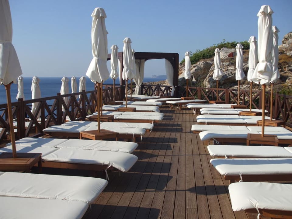 Viele freie Liegen Hotel Kalithea Horizon Royal