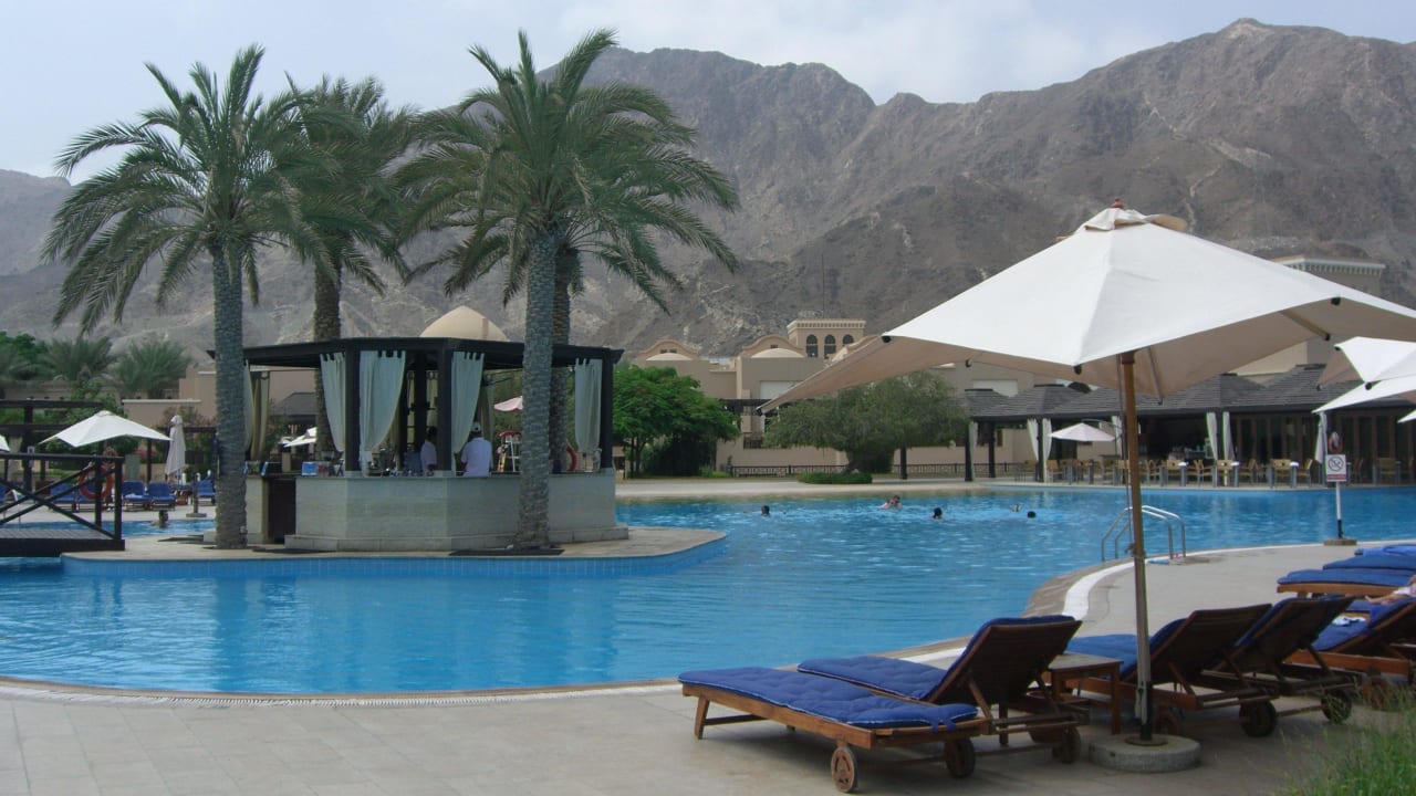 Hotelpool mit Poolbar Miramar Al Aqah Beach Resort
