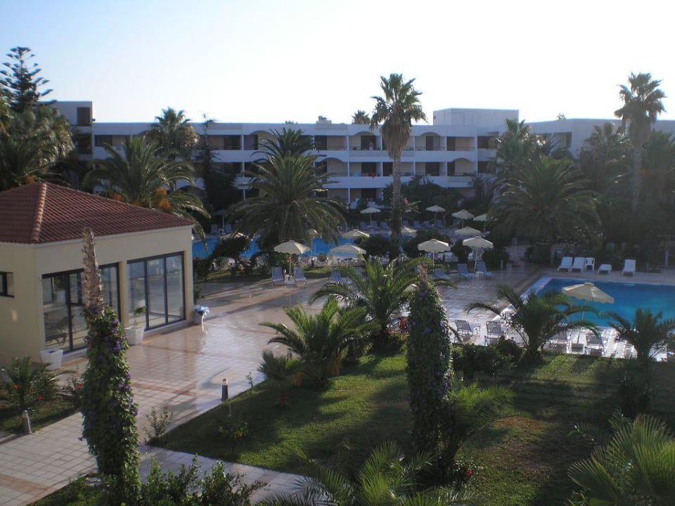 Ausblick vom Balkon auf die Pool- und Gartenanlage Hotel Tigaki Beach
