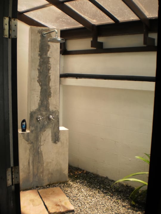 Regendusche hinterm Bad The Old Phuket - Karon Beach Resort