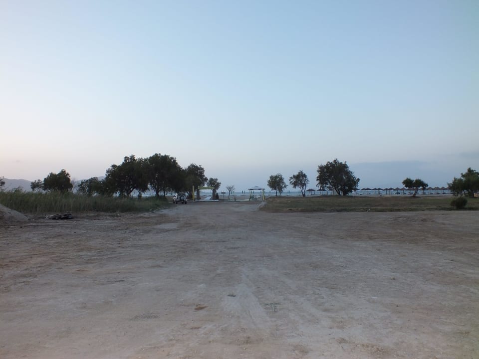 Wejście na plażę Hotel Gaia Village