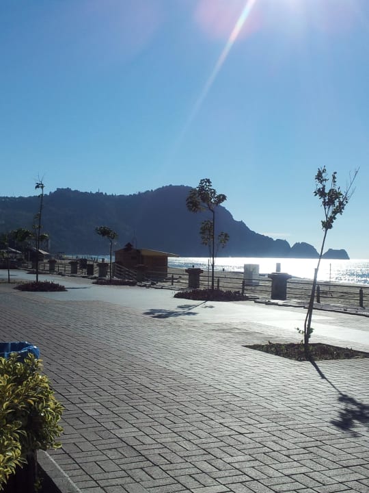 Blick über den Damlatasstrand zur Burg Riviera Hotel & Spa