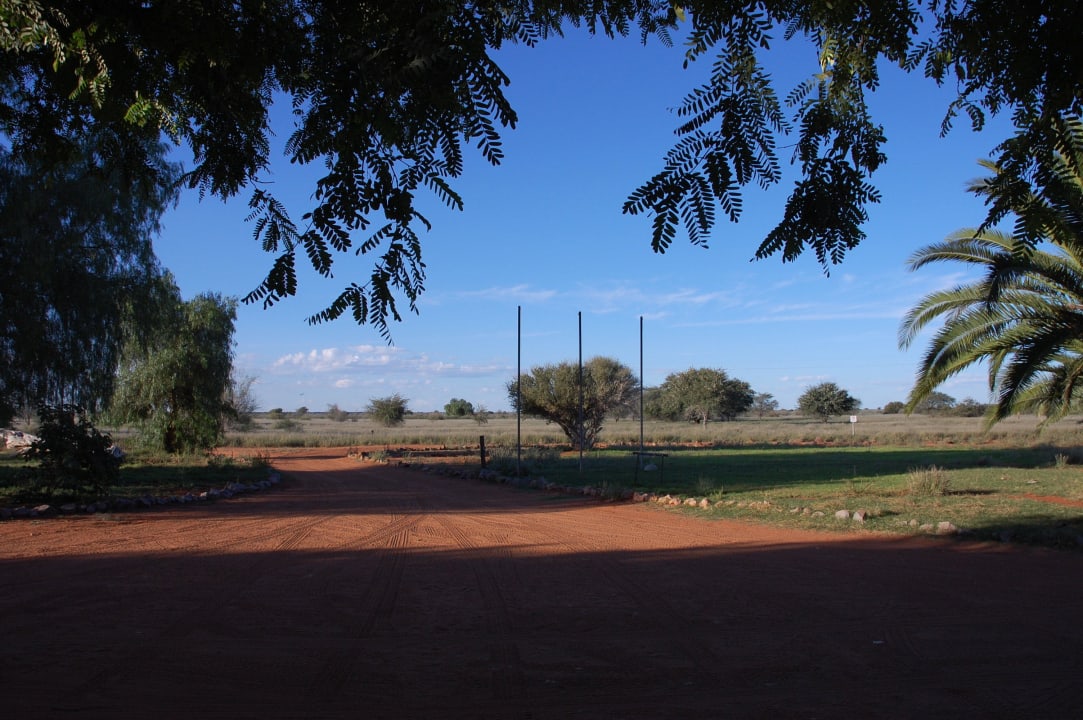 Vorplatz Kalahari Anib Lodge