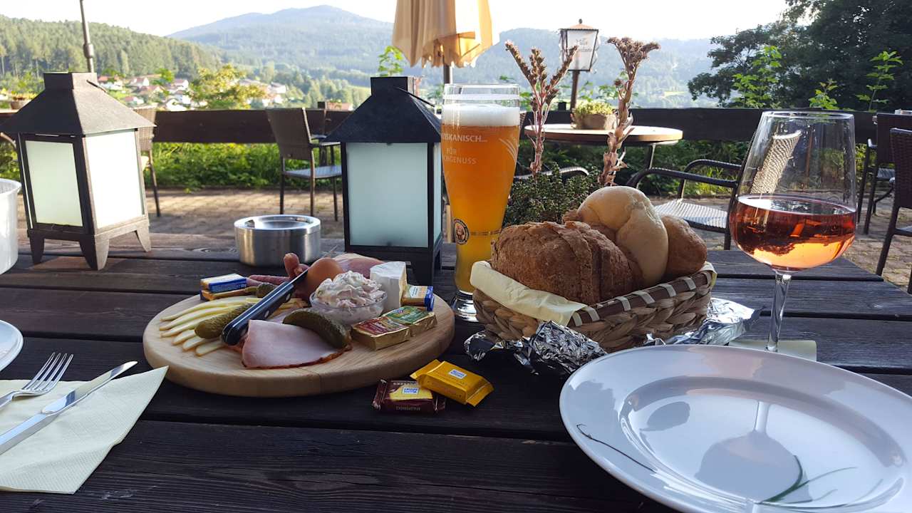 Tolle Brettljause auf der Terasse Montara Suites Bodenmais