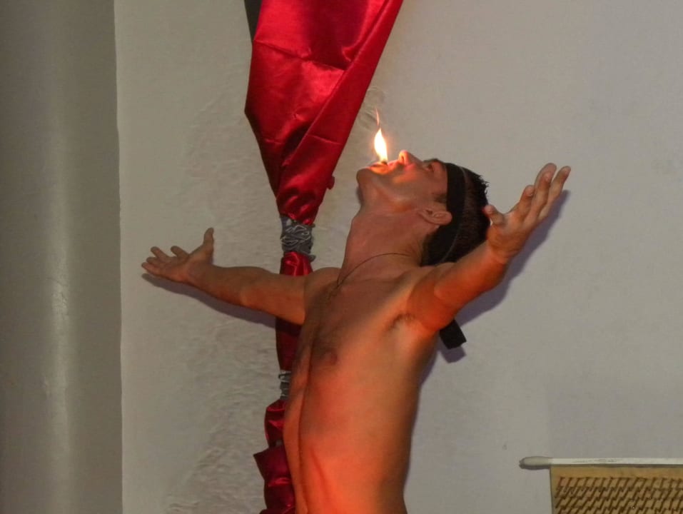 Ivan schluckt Feuer Chatur Playa Real Resort