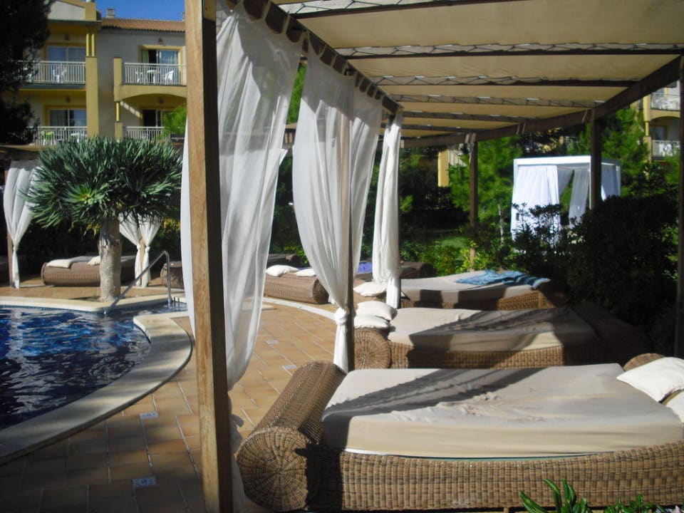 Poolliegen in der Relax-Area ab 18 Zafiro Mallorca