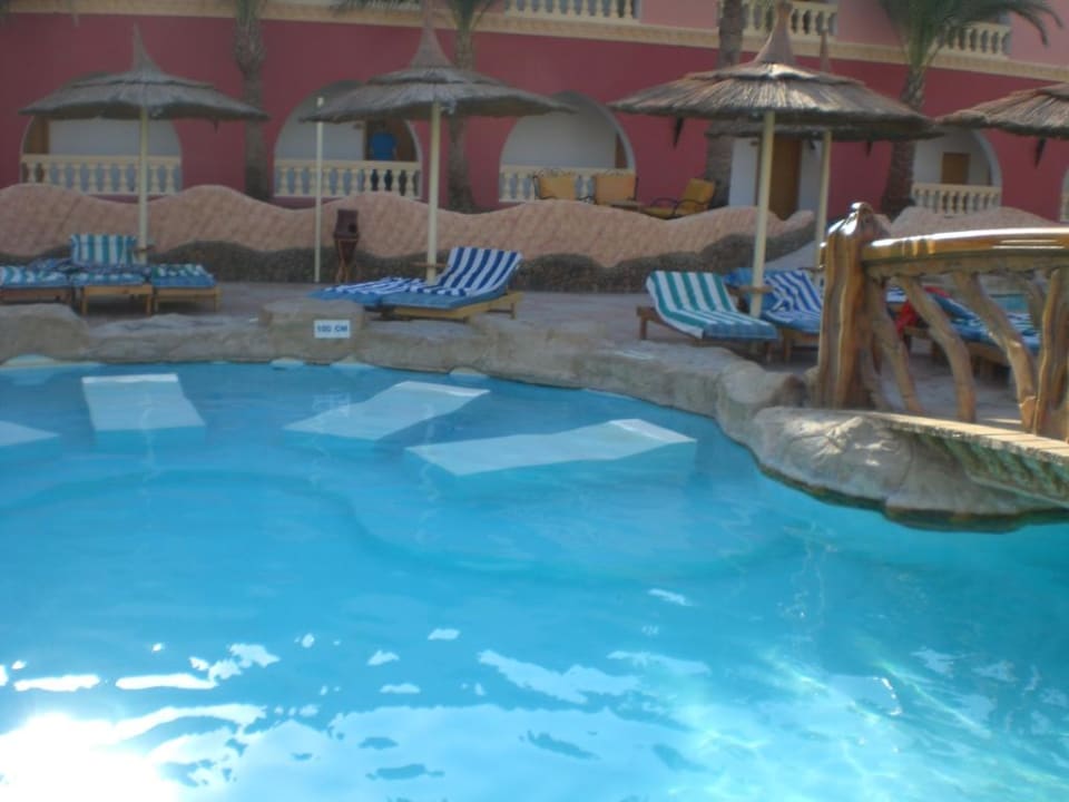 Wasserliegen im Hauptpool Pickalbatros Alf Leila Wa Leila Resort - Neverland Hurghada