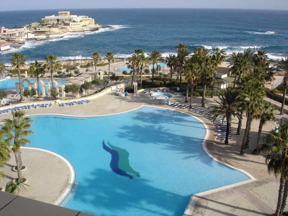 Blick über Pools zum Mittelmeer Hilton Malta