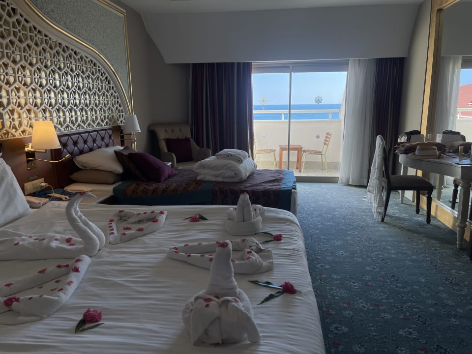 Zimmer Royal Taj Mahal Hotel