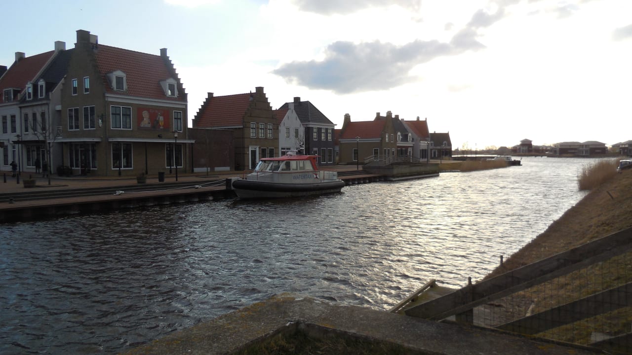 Blick vom Deich zum Park Ferienpark Landal Esonstad