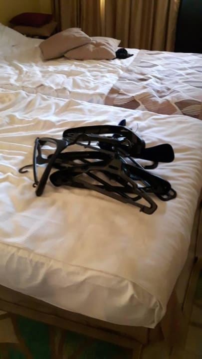 Gelieferte Kleiderbügel- aufs Bett geschmissen Belconti Resort Hotel