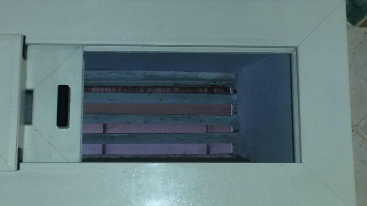 Schimmeliges Badfenster  Hotel Nuovo Quattro Fontane