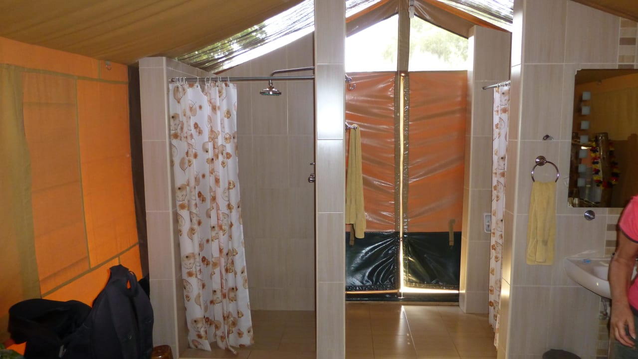Blick zum Zelteingang Hotel Ndololo Safari Camp