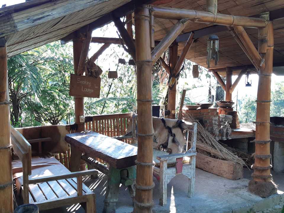 Smoking Area vor dem Restaurant  Sang Giri Mountain Tent Resort