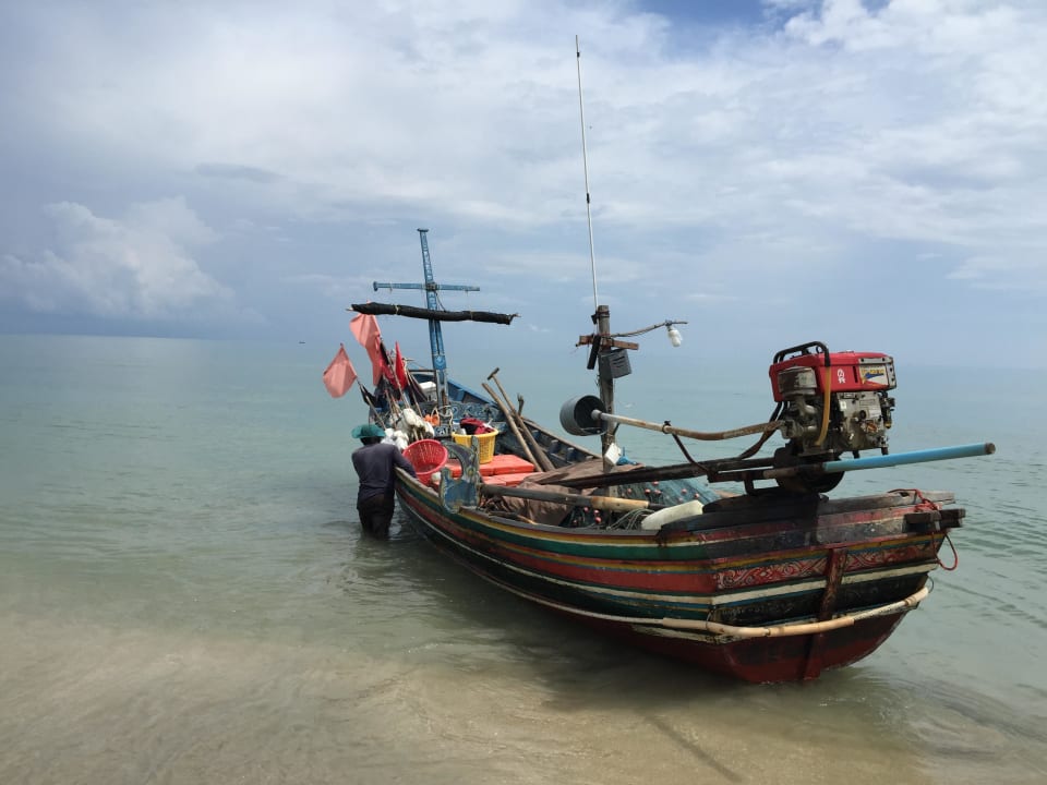 Fischerboot am Strand  Ao Thai Resort
