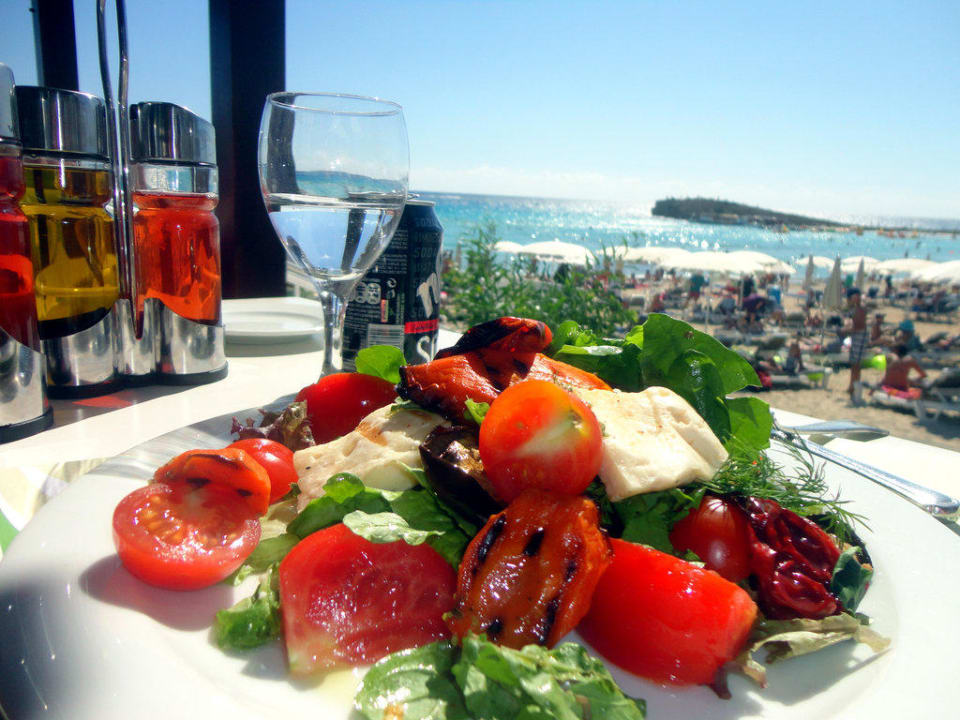 Mittagessen AI am Strand Hotel Nissi Beach Resort