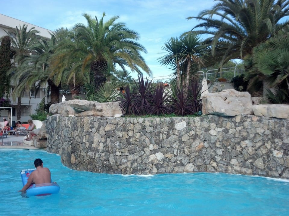 Sehr schön angelegter Pool Hotel Rosella by Intelier