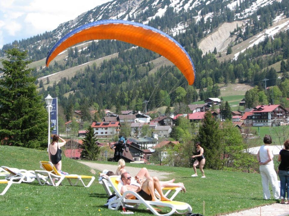 Gleitschirmflieger landet auf Liegewiese Oberjoch - Familux Resort