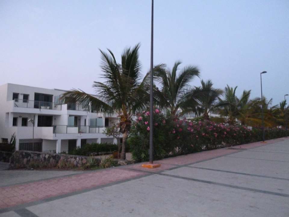 Von der Promenade aus R2 Bahía Playa Design Hotel & Spa - Adults Only