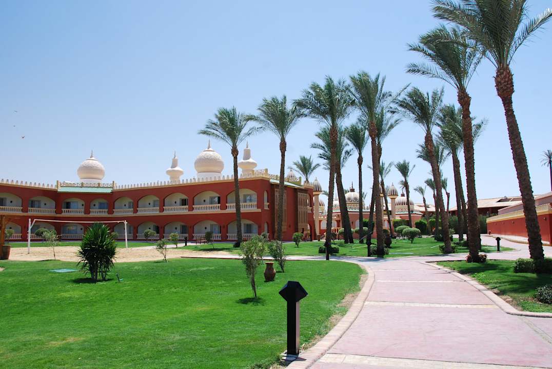 Ogrody hotelowe i boisku do siatkówki plażowej Pickalbatros Alf Leila Wa Leila Resort - Neverland Hurghada