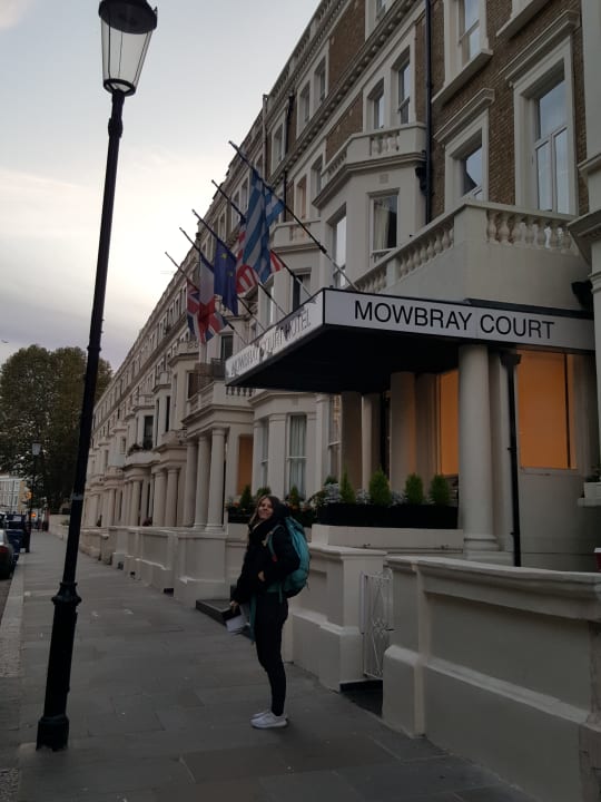 Eine schöne Straße voll klassischer Altbauten Mowbray Court Hotel