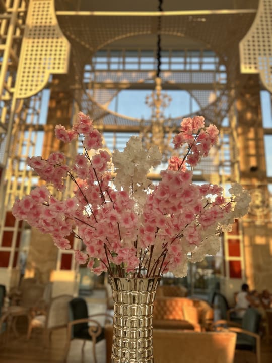 Lobby Well Palace Side