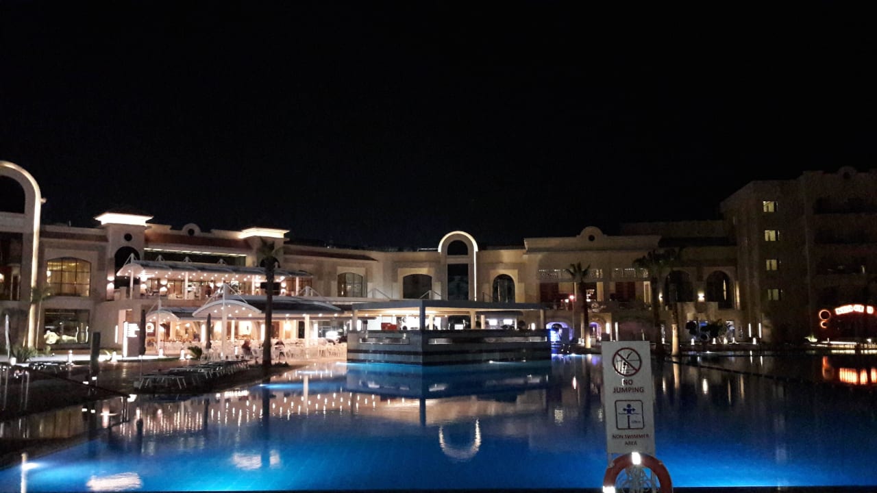 Außenansicht am Abend Pickalbatros White Beach Resort - Hurghada