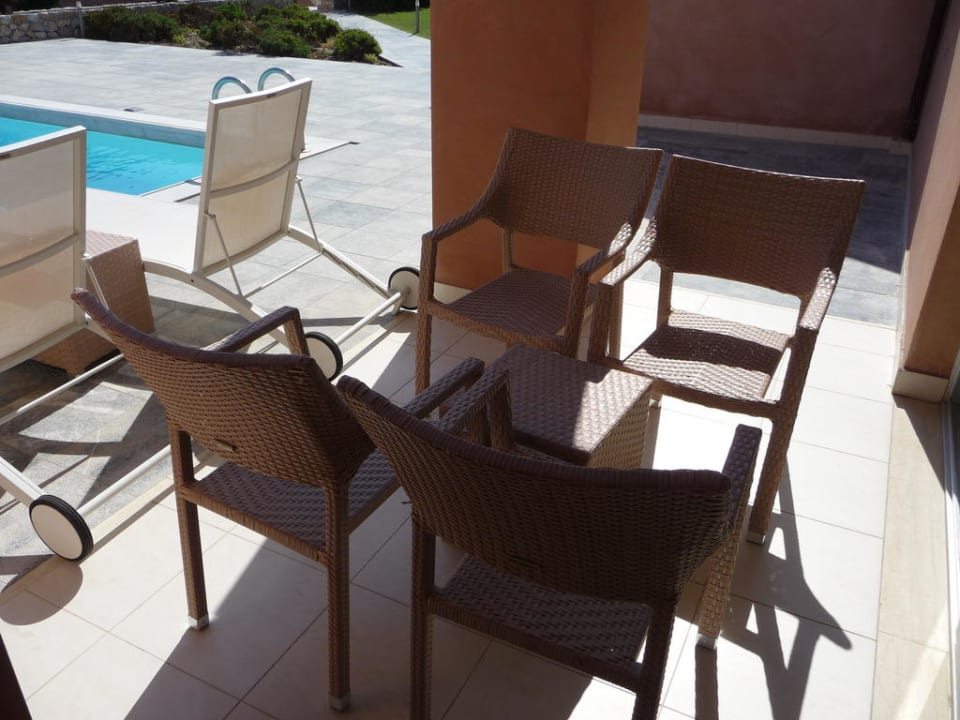 Terrasse mit zwei Liegen und vier Stühlen Atlantica Belvedere Resort
