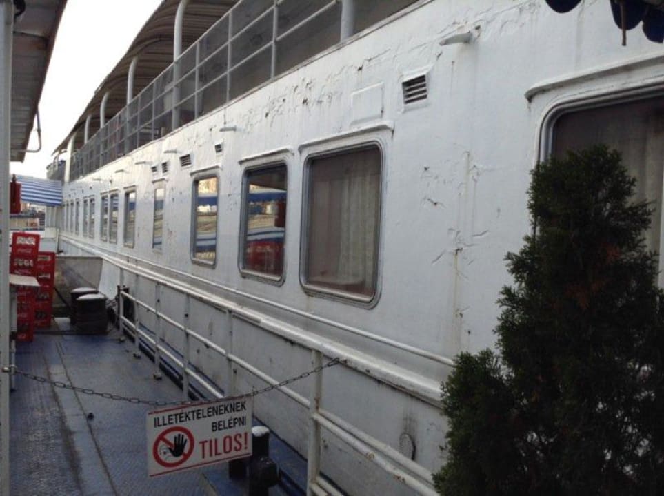 Kabine 101 und der AusblickMan schaut direkt auf d Boat Hotel Fortuna