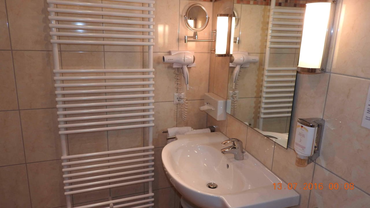 Waschtisch mit etwas geringer Ablagefläche Weinhotel Landsknecht