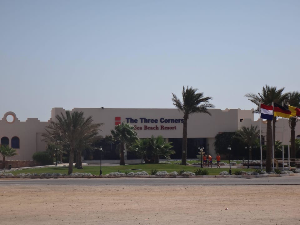 Die Hoteleinfahrt Three Corners Sea Beach Resort