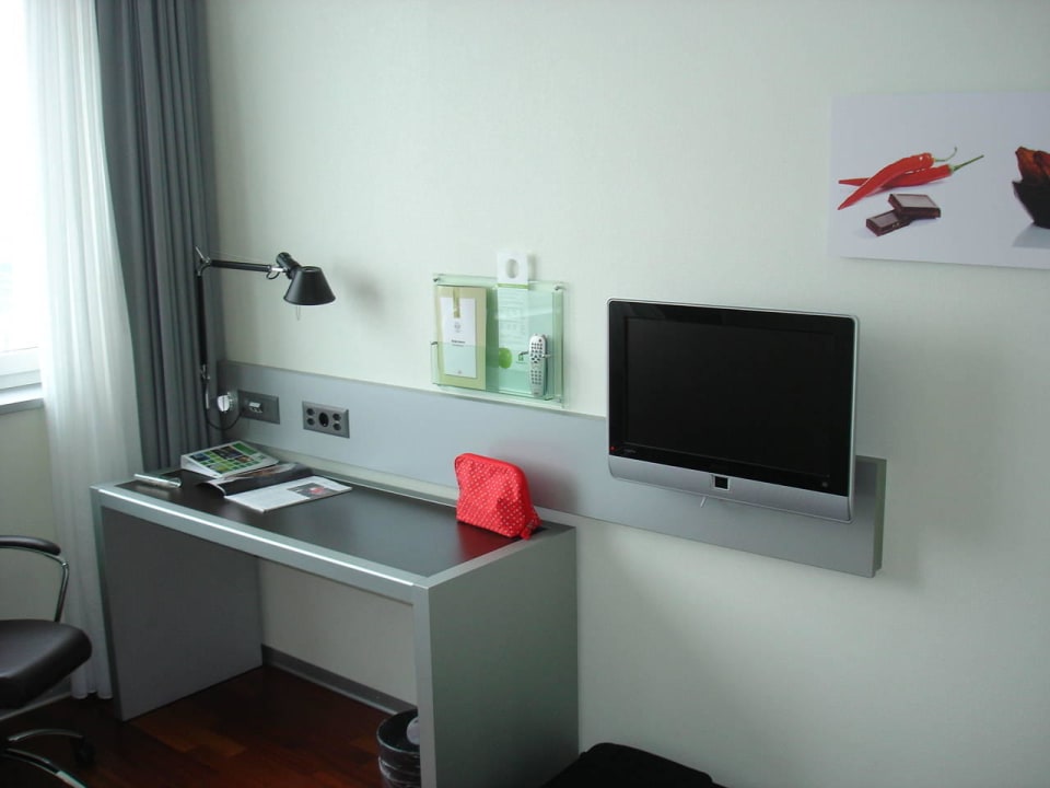 Arbeitsplatz und TV in unserem Zimmer Holiday Inn Bern - Westside
