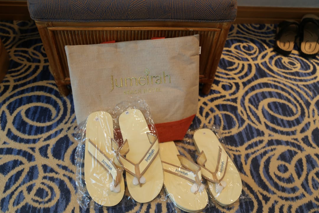 Strandtasche und Schlappen im Zimmer Jumeirah Beach Hotel