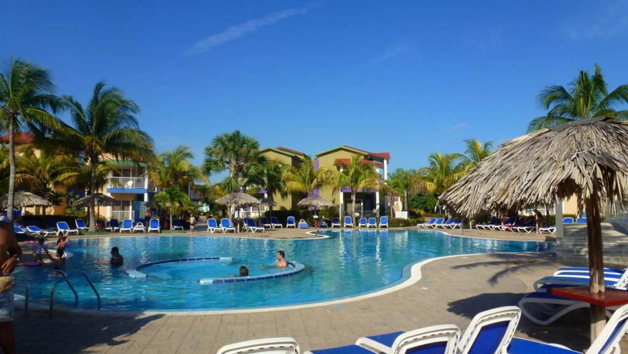 Hauptpool inmitten der Bungalows Iberostar Origin Taínos