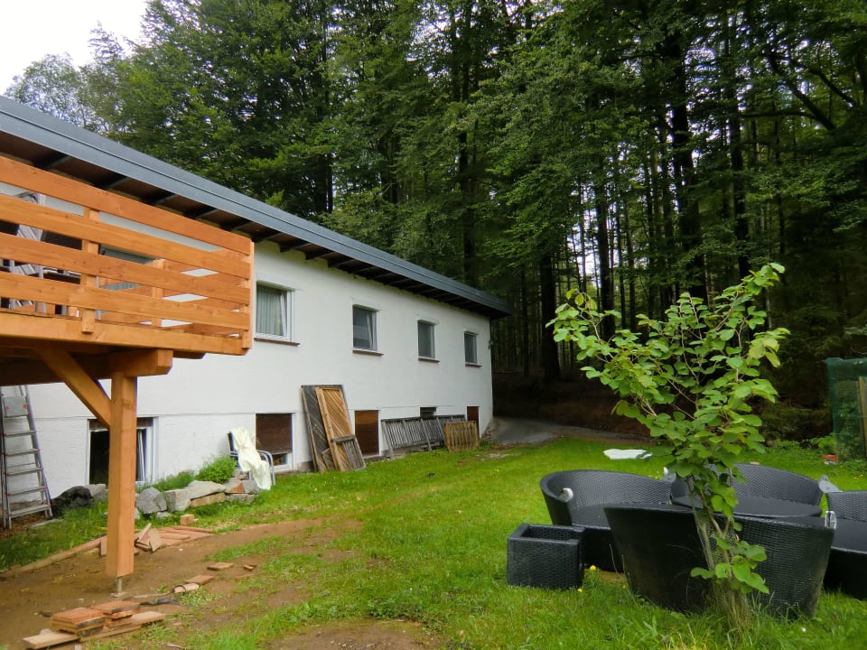 Blick vom Hof auf die Zimmer Hotel Scharnagl mit Waldgasthof