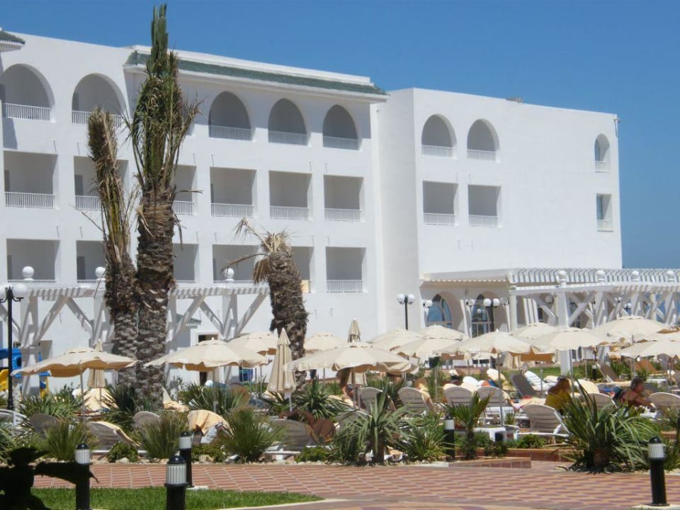 Im Innenbereich der Poolanlage Occidental Marco Polo