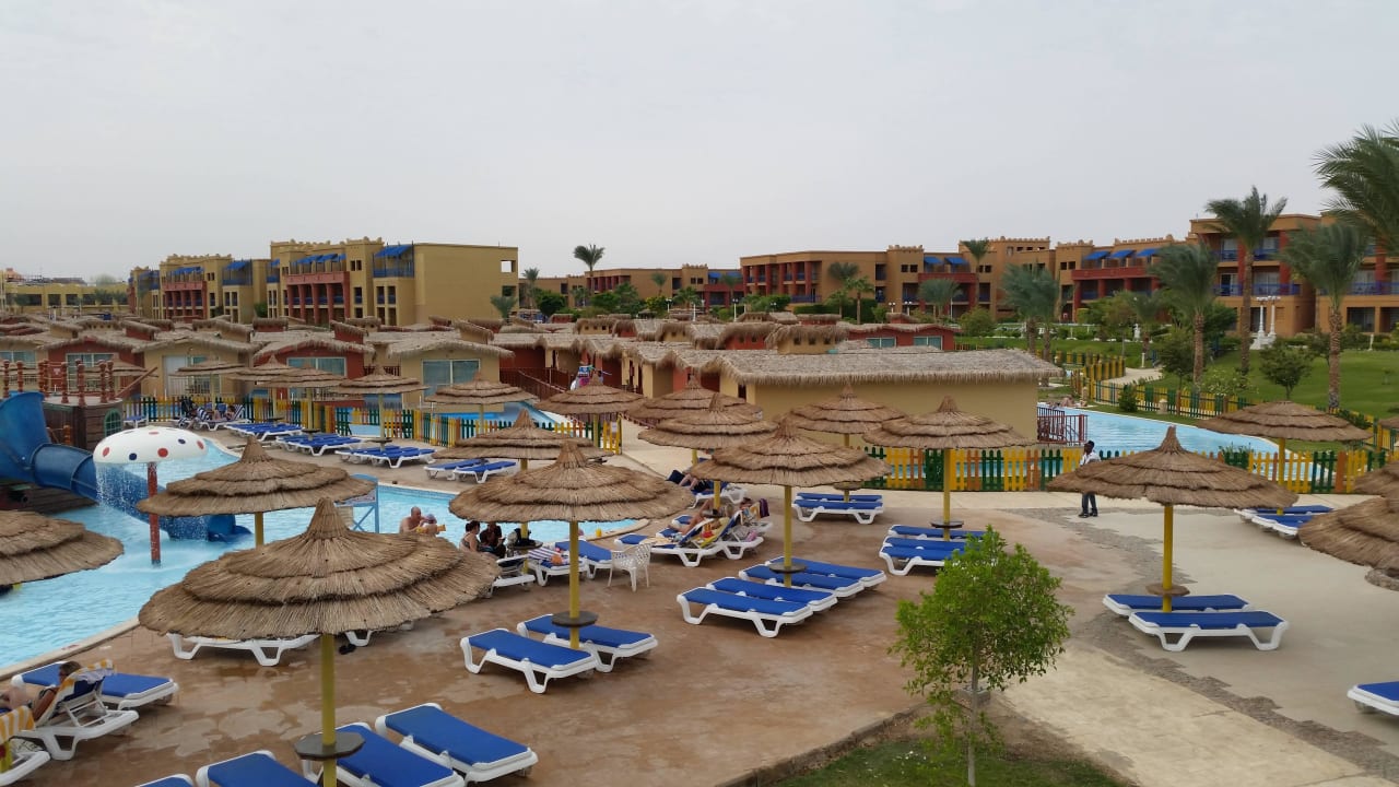 Im Hintergrund die Poolhäuser Titanic Beach Spa & Aqua Park