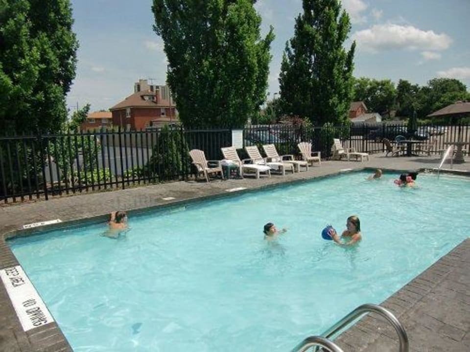 Pool von Super 8 Hotel Super 8 Niagara Falls