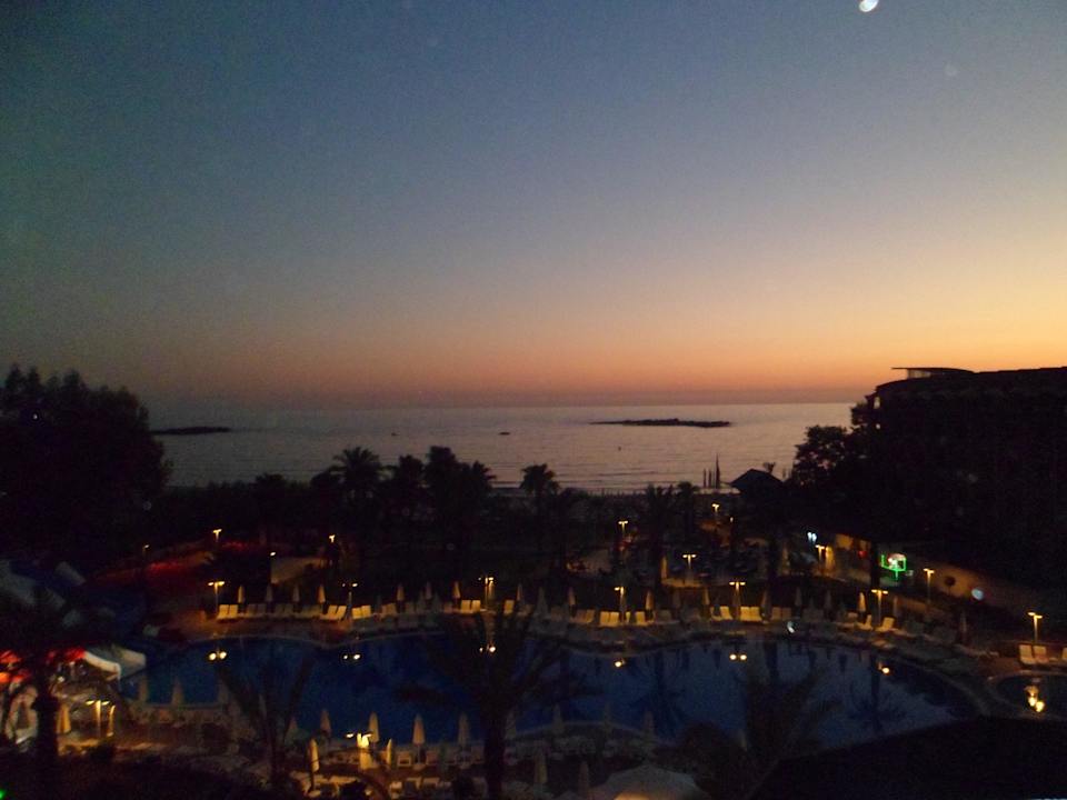 Ausblick vom Hotelzimmer bei Dämmerung Annabella Diamond Hotel & Spa