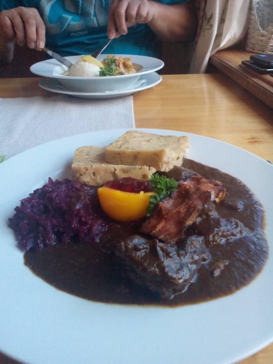 Hirschragout mit Knödel und Rotkraut Landgasthof Zur Schubertlinde