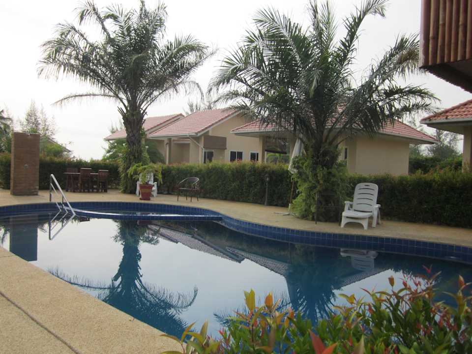 Pool mit Palmen Ao Thai Resort