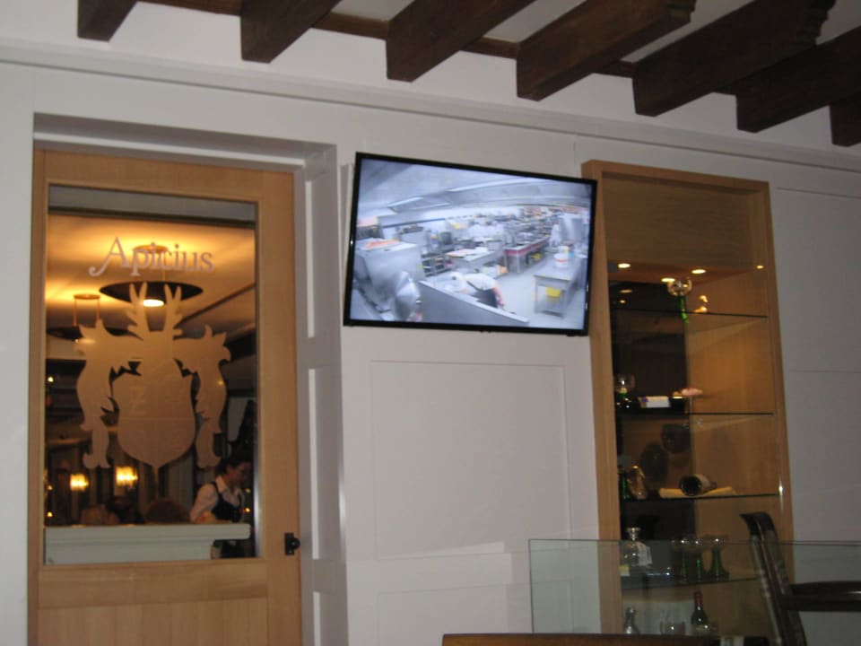 Bildschirm mit Lifeübertragung in die Küche Romantik Hotel Jagdhaus Eiden am See