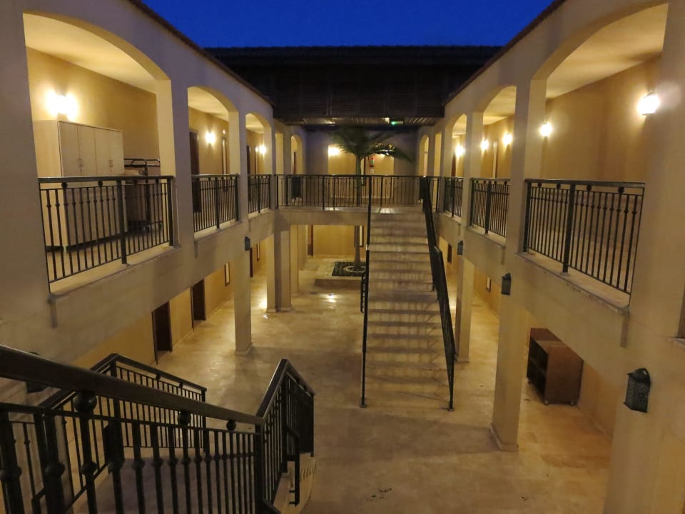 Der Patio bei Nacht TUI BLUE Palm Garden