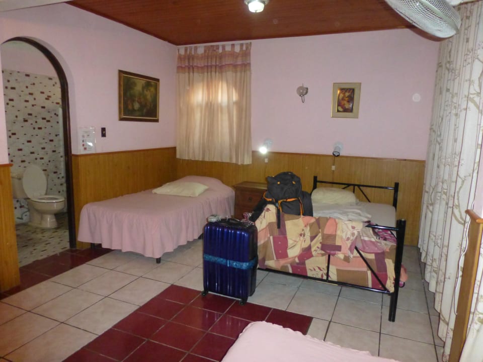 Zwei Einzel- und ein Doppelbett Hostal Hermano Pedro