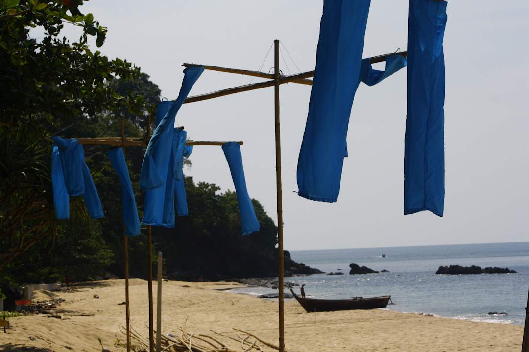 Dort endet der Hotelstrand...(linke Seite) Hotel Amantra Resort & Spa