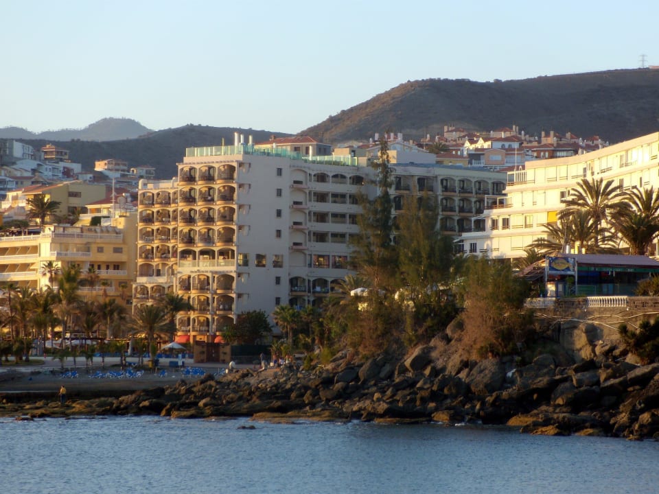 Hotel vom Hafen aus gesehen Bull Dorado Beach & Spa